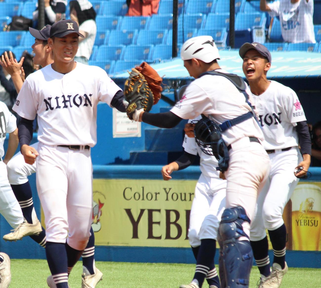 日大豊山対関東第一　勝利し、佐藤優斗捕手とハイタッチをする日大豊山・井上雅（左）（撮影・保坂恭子）