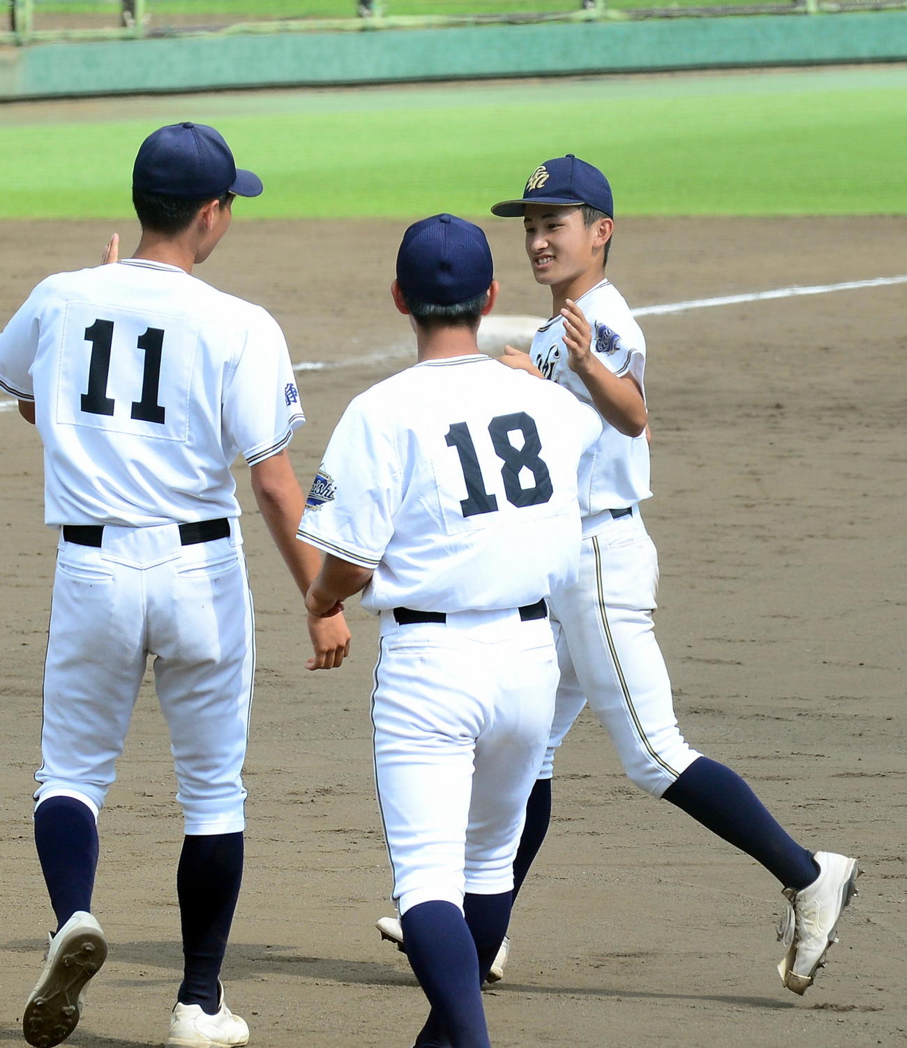 笑顔で整列に向かう御殿場西・竹上（右）