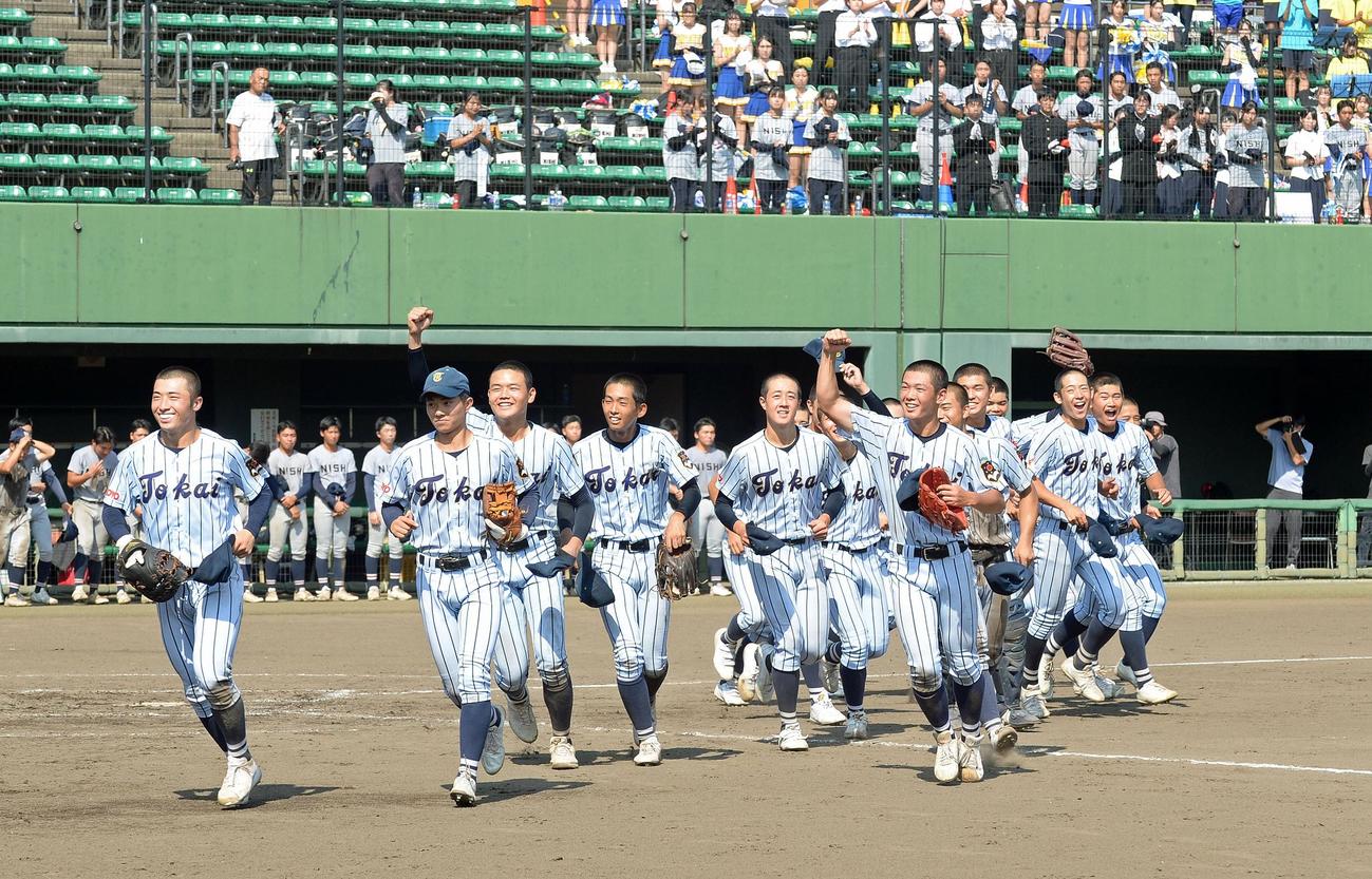 4回戦進出を決め、スタンドに向かって歓喜する東海大静岡翔洋ナイン