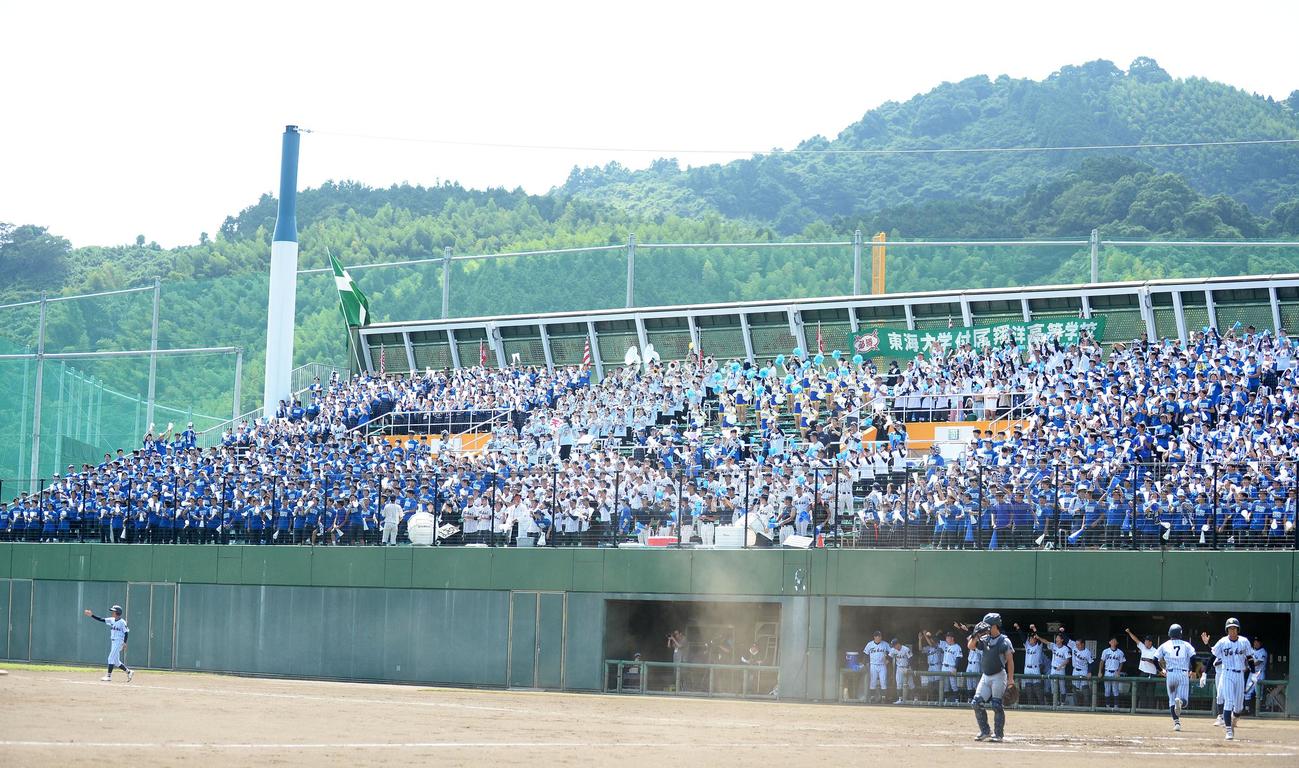 一塁側スタンドを埋め尽くす東海大静岡翔洋の大応援団