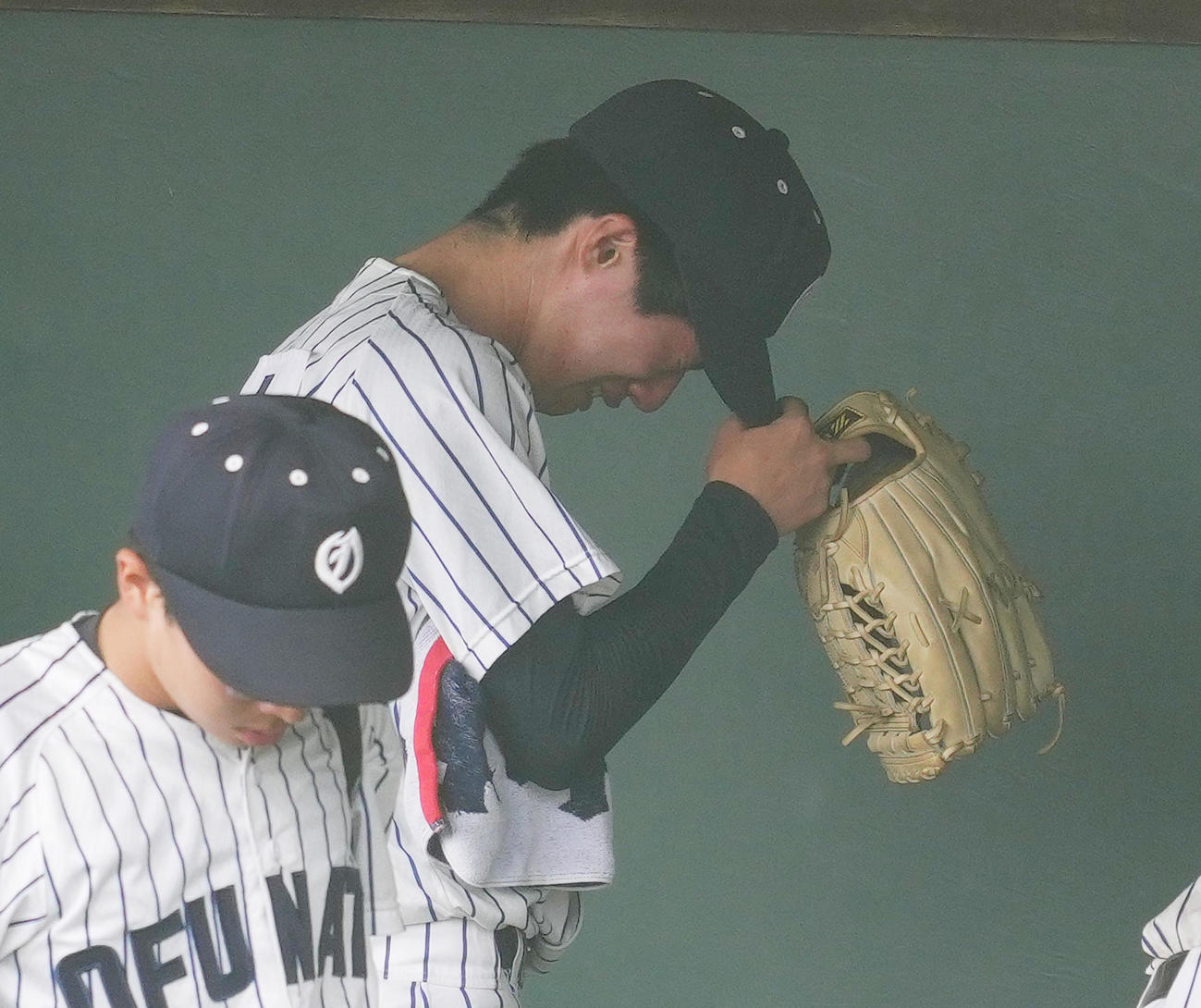 大船渡対盛岡一　盛岡一に敗れ、涙を流しながら引き揚げる大船渡・佐々木（撮影・菅敏）