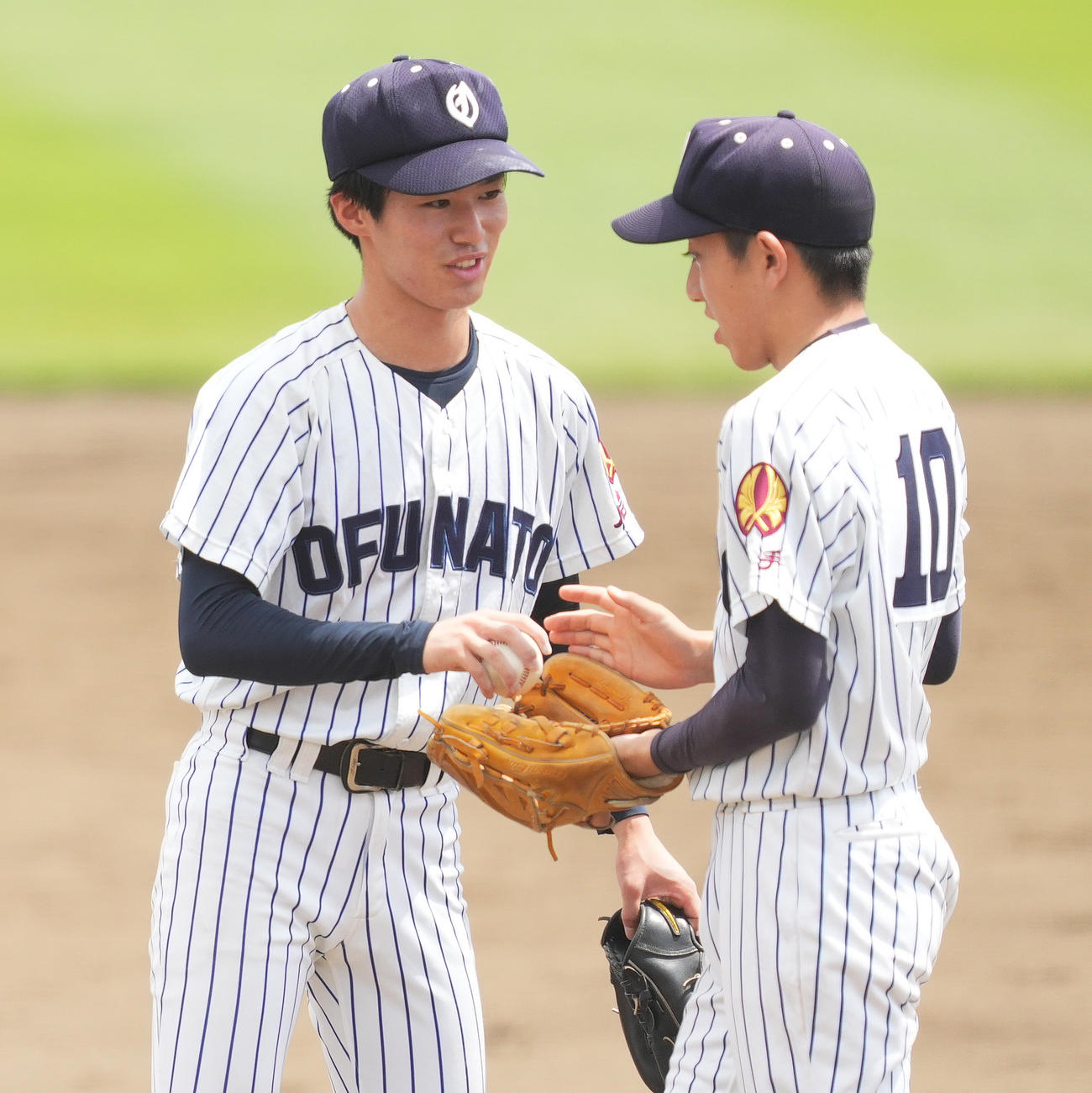 大船渡対盛岡一　3回途中、熊谷（右）にボールを手渡し降板する佐々木（撮影・菅敏）