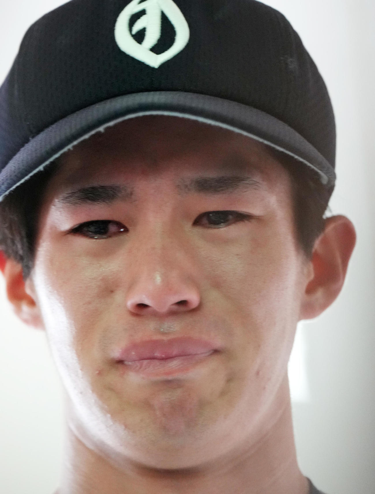 盛岡一に敗れ、涙を流す大船渡・佐々木（撮影・菅敏）
