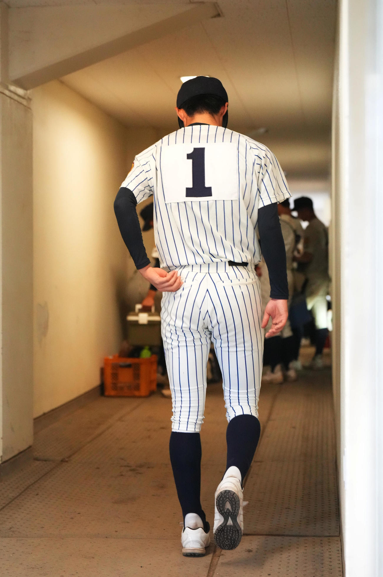 大船渡対盛岡一　盛岡一に敗れ、肩を落とし引き揚げる大船渡・佐々木（撮影・菅敏）