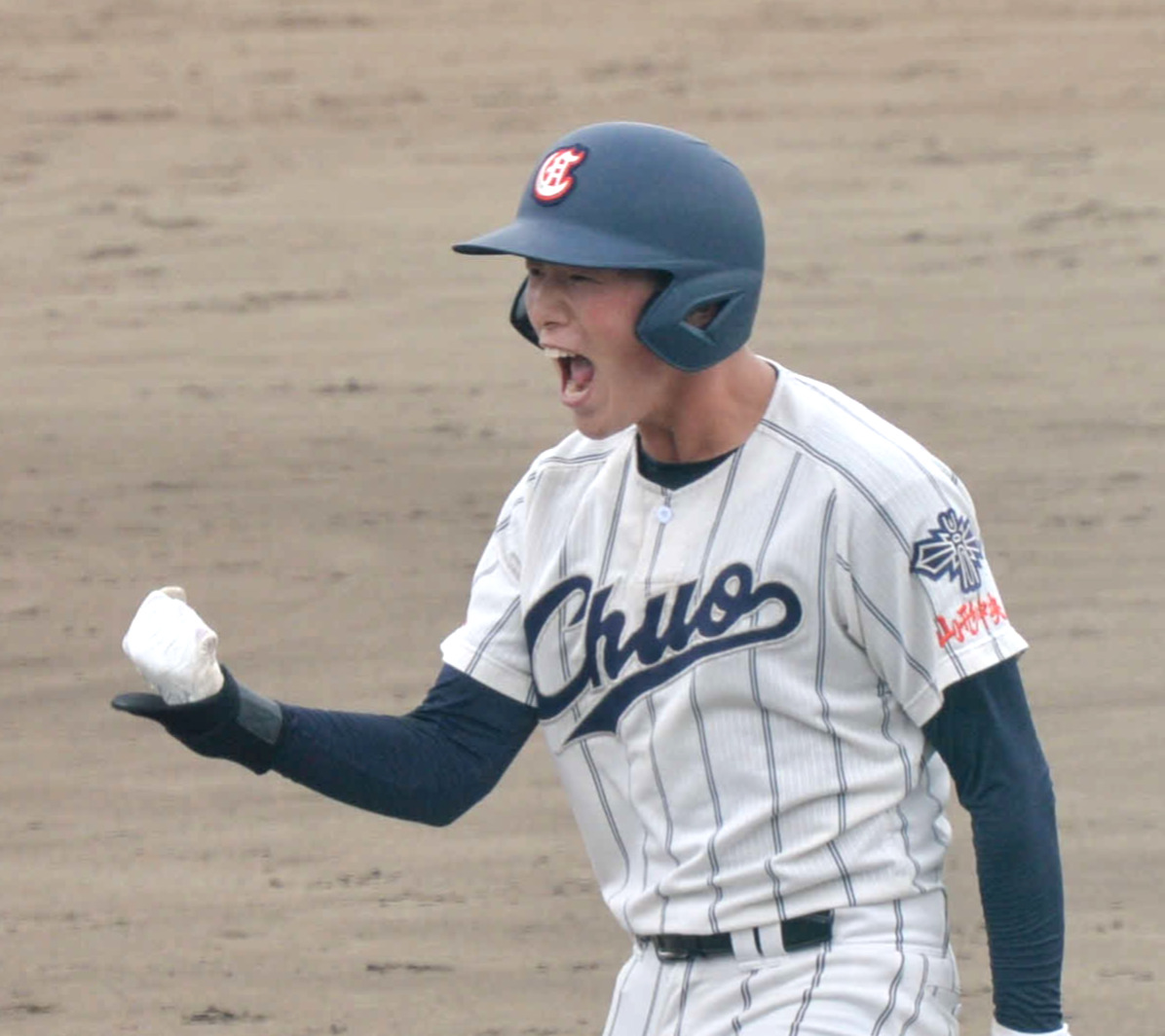 3回裏山形中央2死二塁、中前へ決勝適時打を放ち雄たけびを上げる中川（撮影・濱本神威）
