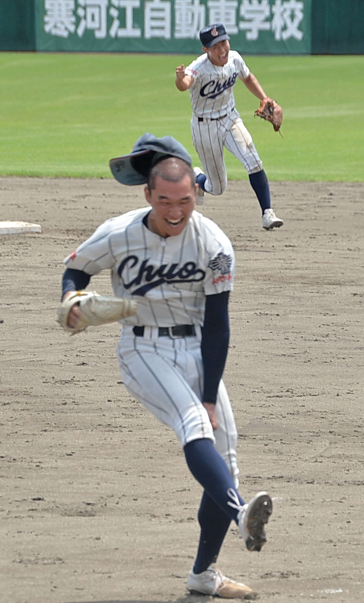 山形中央対東海大山形　決勝進出を決め、5安打8奪三振1失点の内容で完投した山形中央・武田陸（手前）は喜びを爆発させる（撮影・濱本神威）