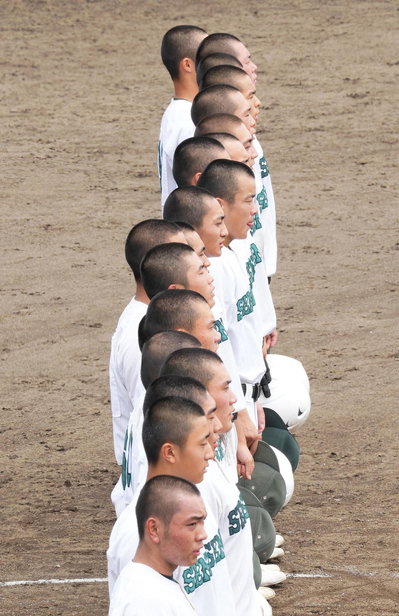 水沢第一対専大北上　5回コールドで水沢第一に勝利し、校歌を歌う専大北上ナイン（撮影・菅敏）