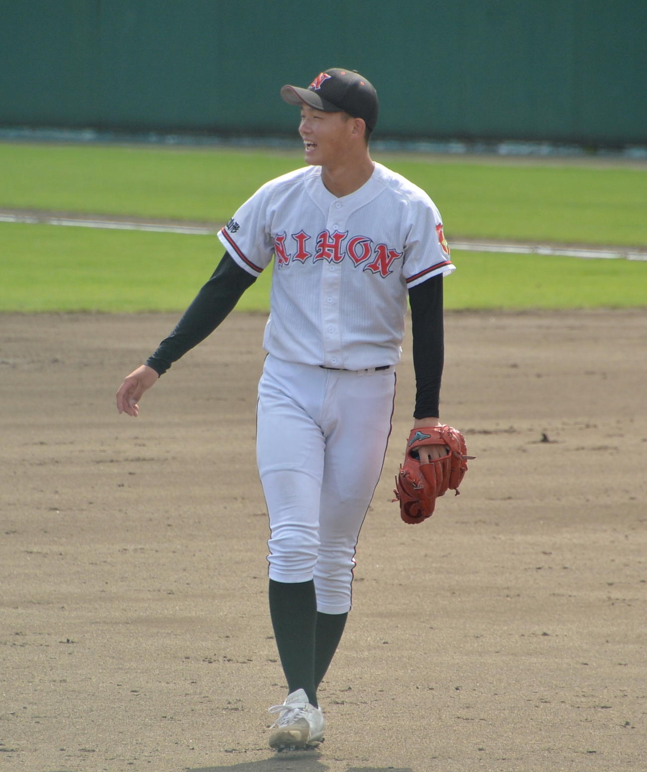 日大山形対羽黒　野手陣の堅守に笑顔を見せる日大山形・菅井（撮影・濱本神威）