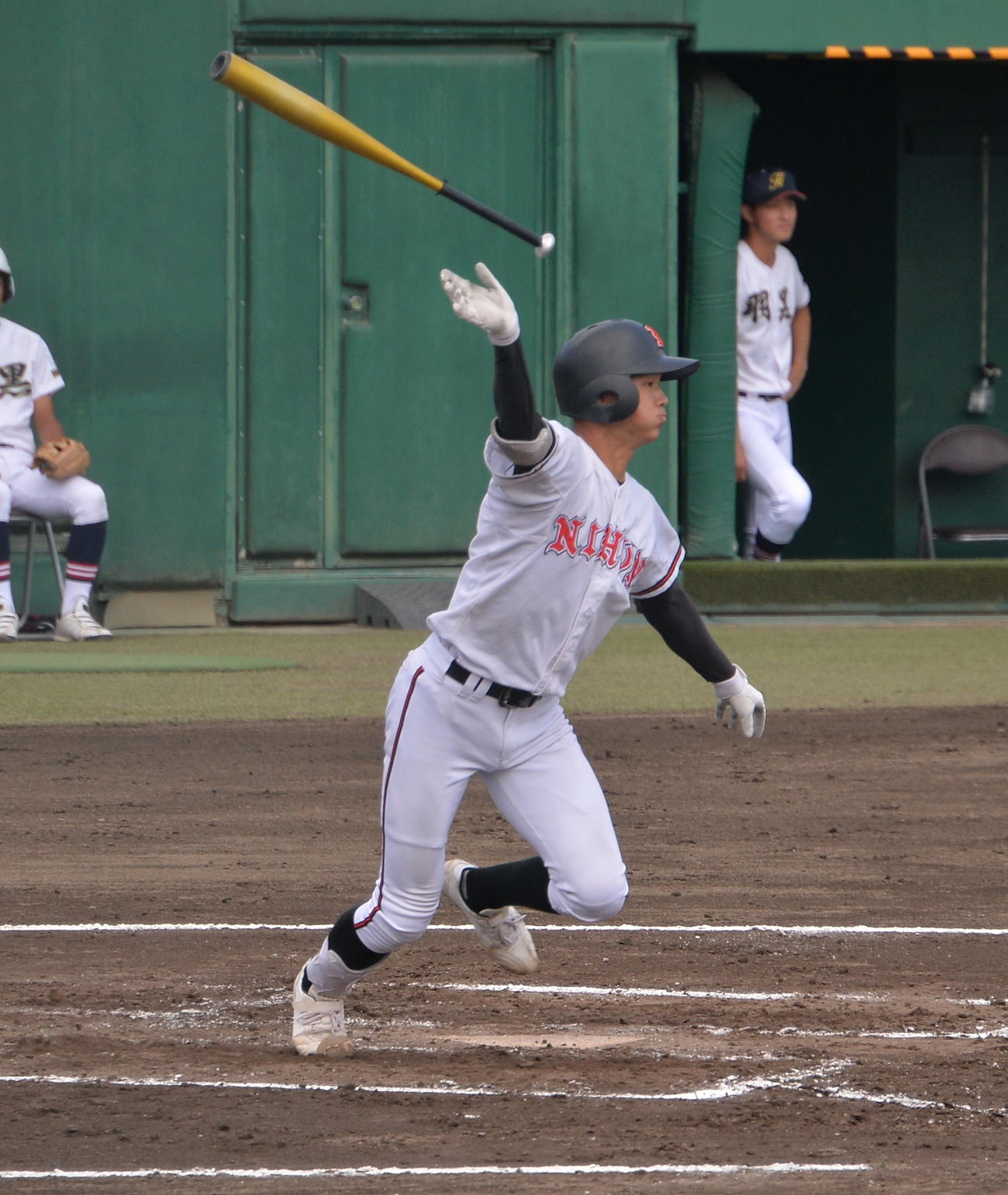 2回、先制中前適時打を放つ日大山形・菅井