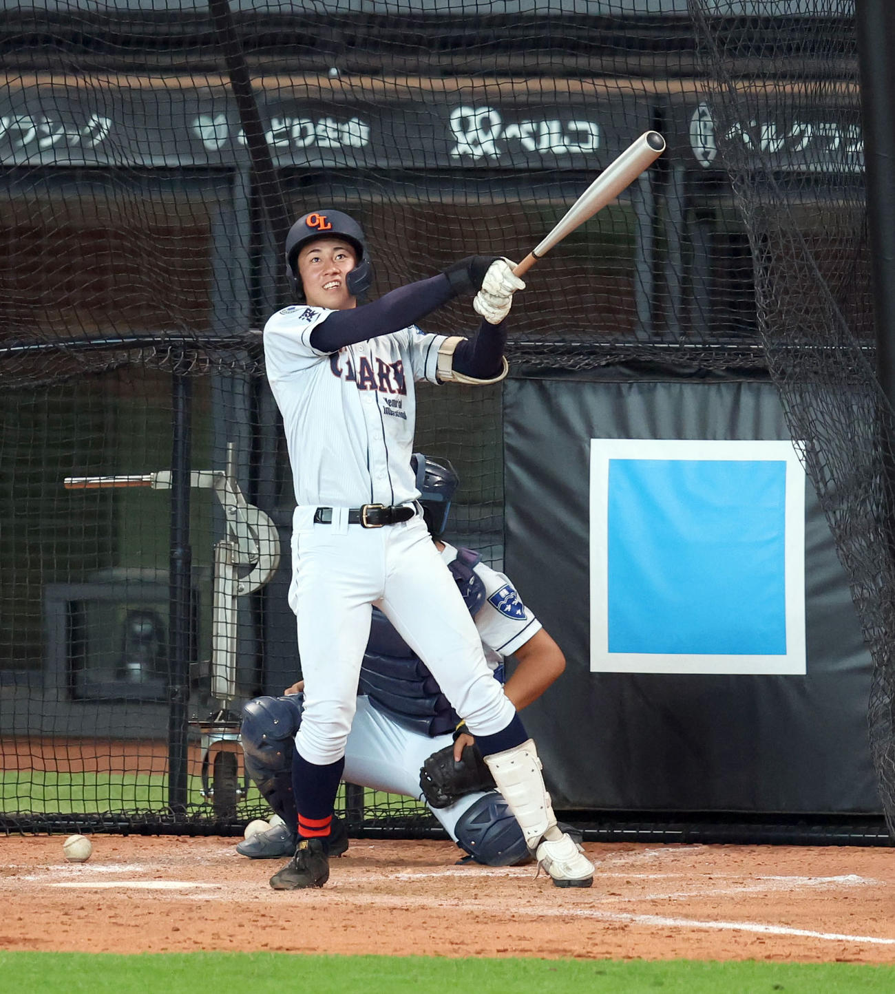 公式練習の打撃練習で柵越えを披露するクラークの新岡（撮影・佐藤翔太）