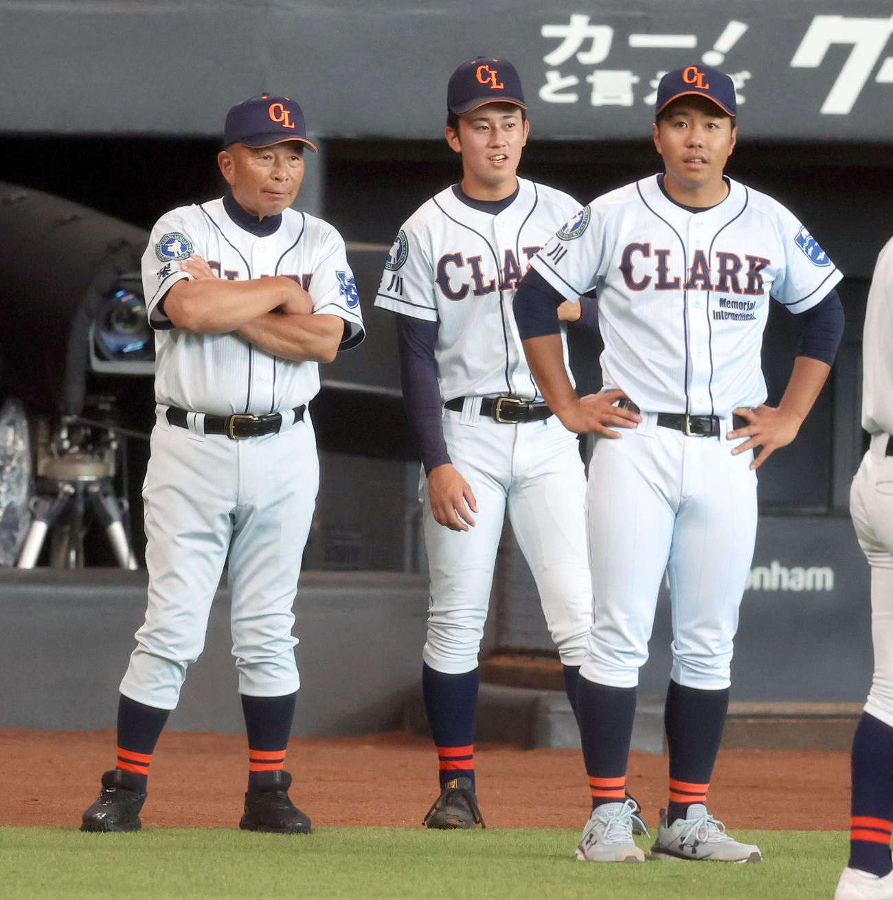 公式練習で会話をするクラークの佐々木監督（左）と新岡（撮影・佐藤翔太）