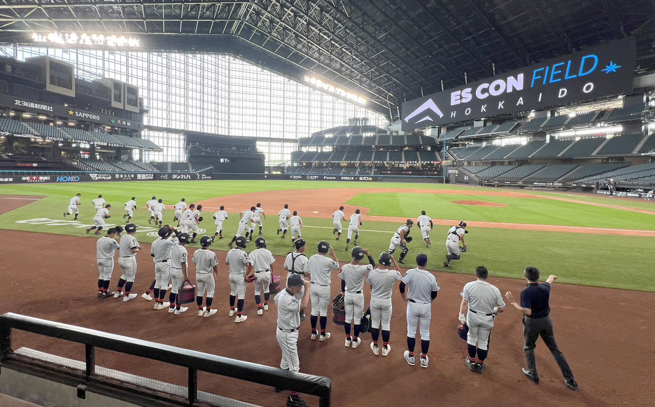 公式練習を行うため勢いよくグラウンドに飛び出すクラークナイン（撮影・佐藤翔太）