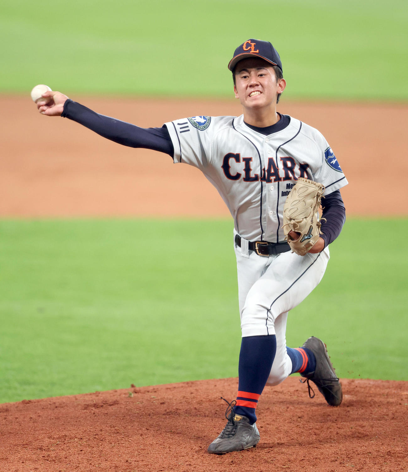 公式練習で投球練習をするクラークの新岡（撮影・佐藤翔太）