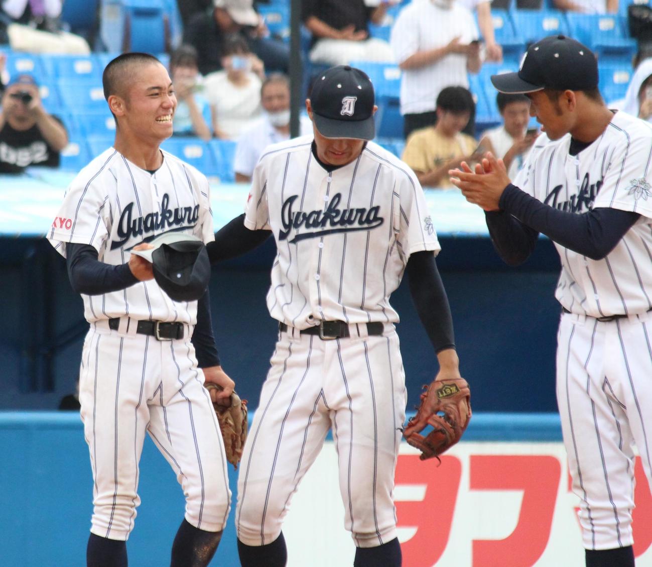 岩倉対帝京　試合後に両足をつり、苦笑いの岩倉・大野（左）（撮影・保坂恭子）