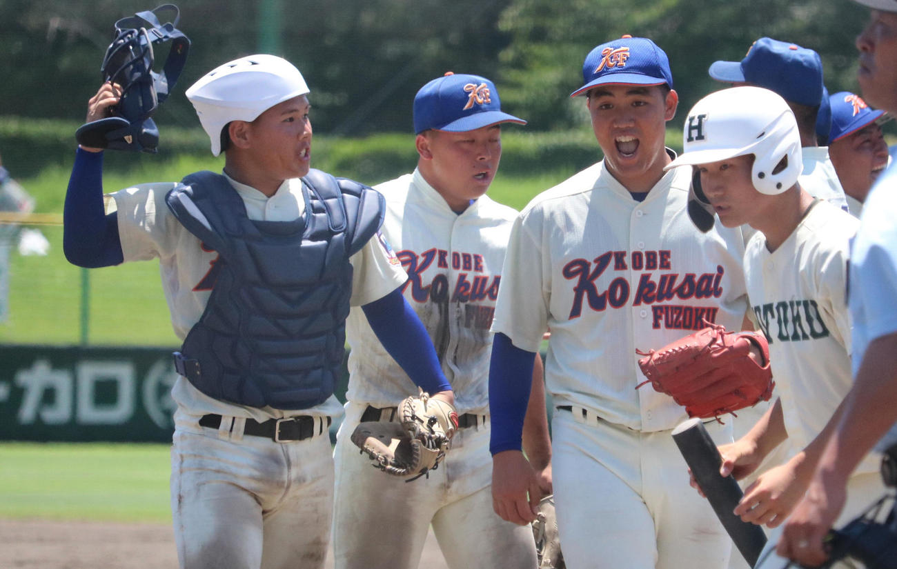 神戸国際大付対報徳学園　神戸国際大付・津嘉山（左から3人目）は完投勝ちし雄たけびを上げる。左は捕手井関（撮影・林亮佑）