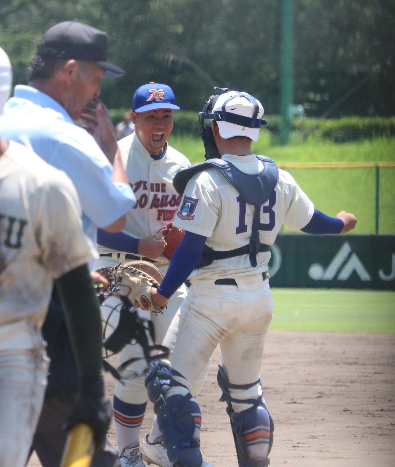 神戸国際大付対報徳学園　完投勝利を挙げた神戸国際大付・津嘉山（左）は、捕手井関と喜ぶ（撮影・林亮佑）
