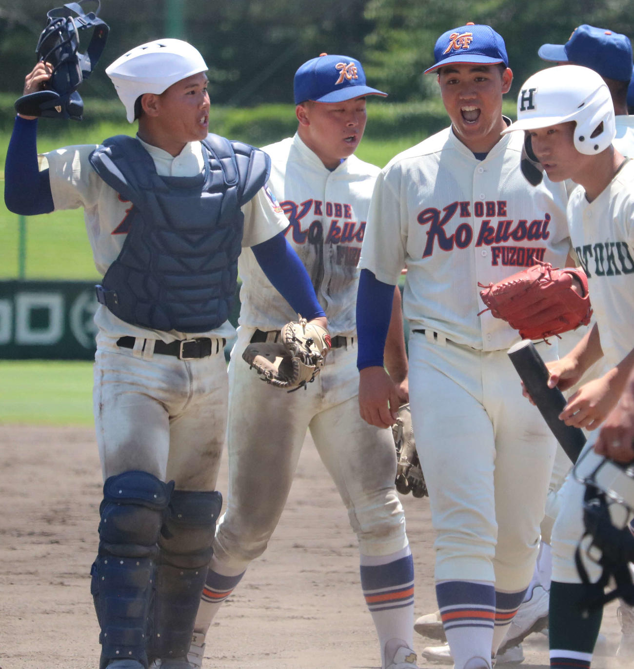 神戸国際大付対報徳学園　神戸国際大付・津嘉山（左から3人目）は完投勝ちしほえる。左は捕手井関（撮影・林亮佑）