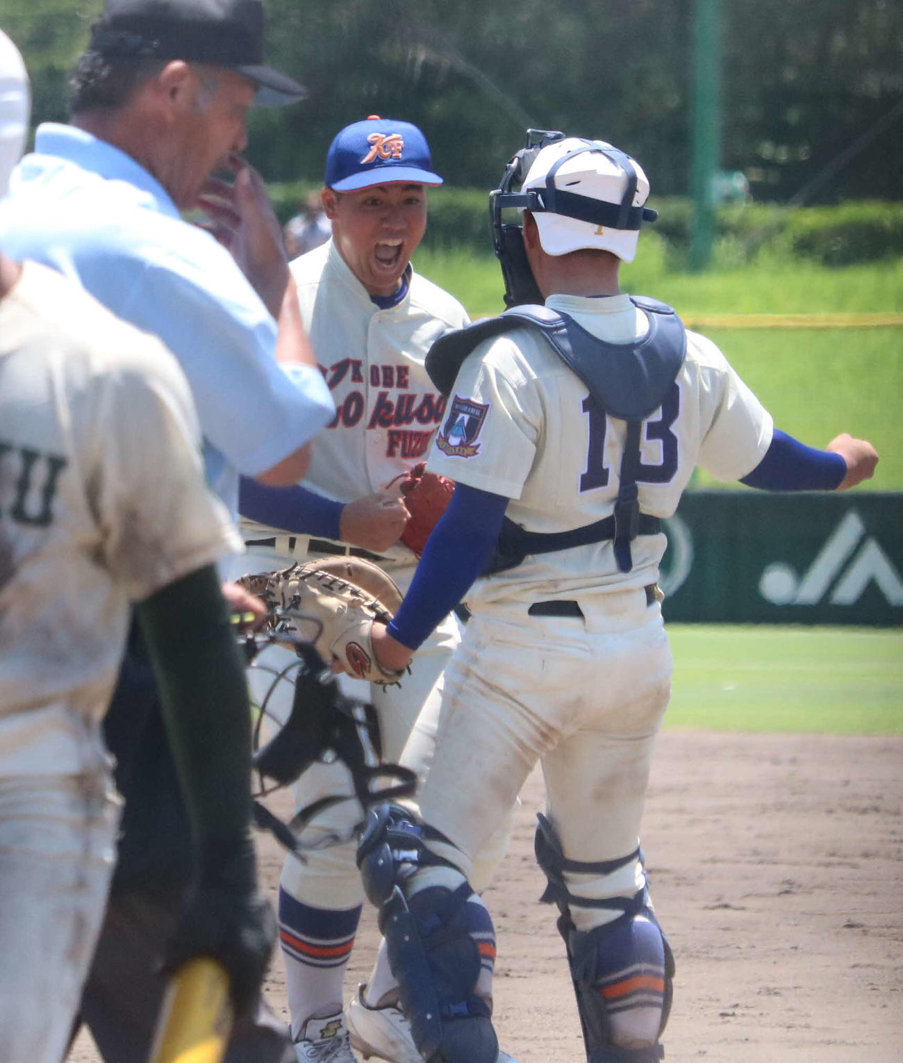 神戸国際大付対報徳学園　神戸国際大付・津嘉山は完投勝ちし、捕手井関と喜ぶ（撮影・林亮佑）