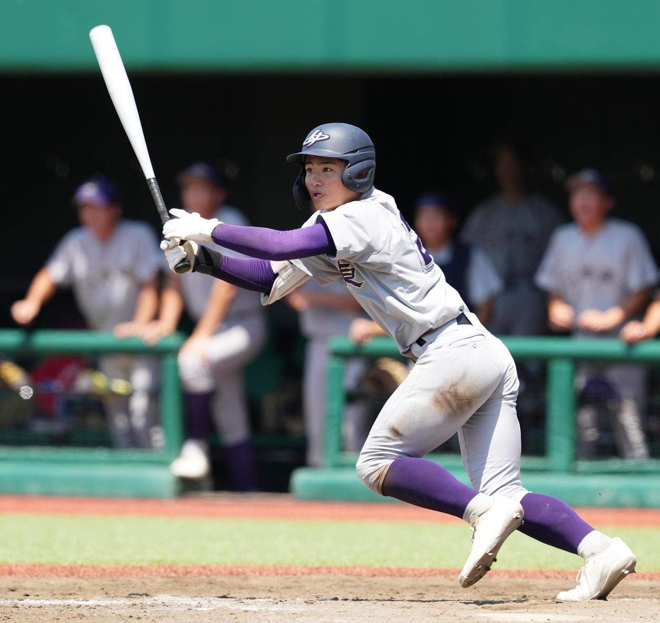 盛岡誠桜対花巻東　5回裏花巻東2死三塁、左適時三塁打を放つ久慈（撮影・菅敏）