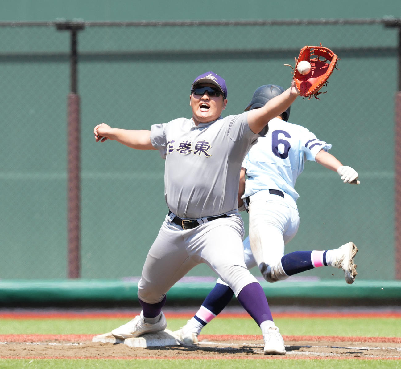 盛岡誠桜対花巻東　2回表盛岡誠桜1死、藤田（右）の三ゴロで三塁手からの送球を捕球する佐々木（撮影・菅敏）