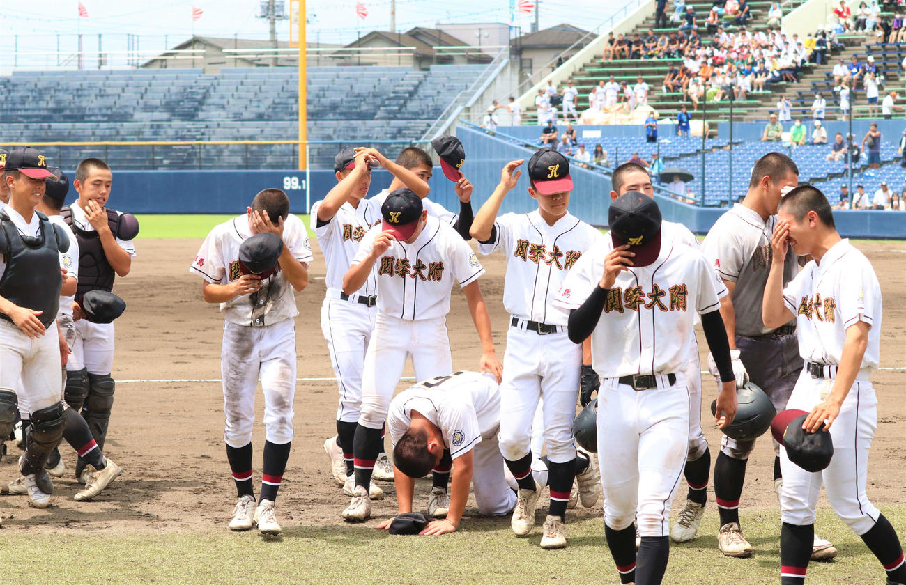 高崎健康福祉大高崎対関東学園大付　高崎健康福祉大高崎に敗れ涙を流す関東学園大付の選手（撮影・黒須亮）