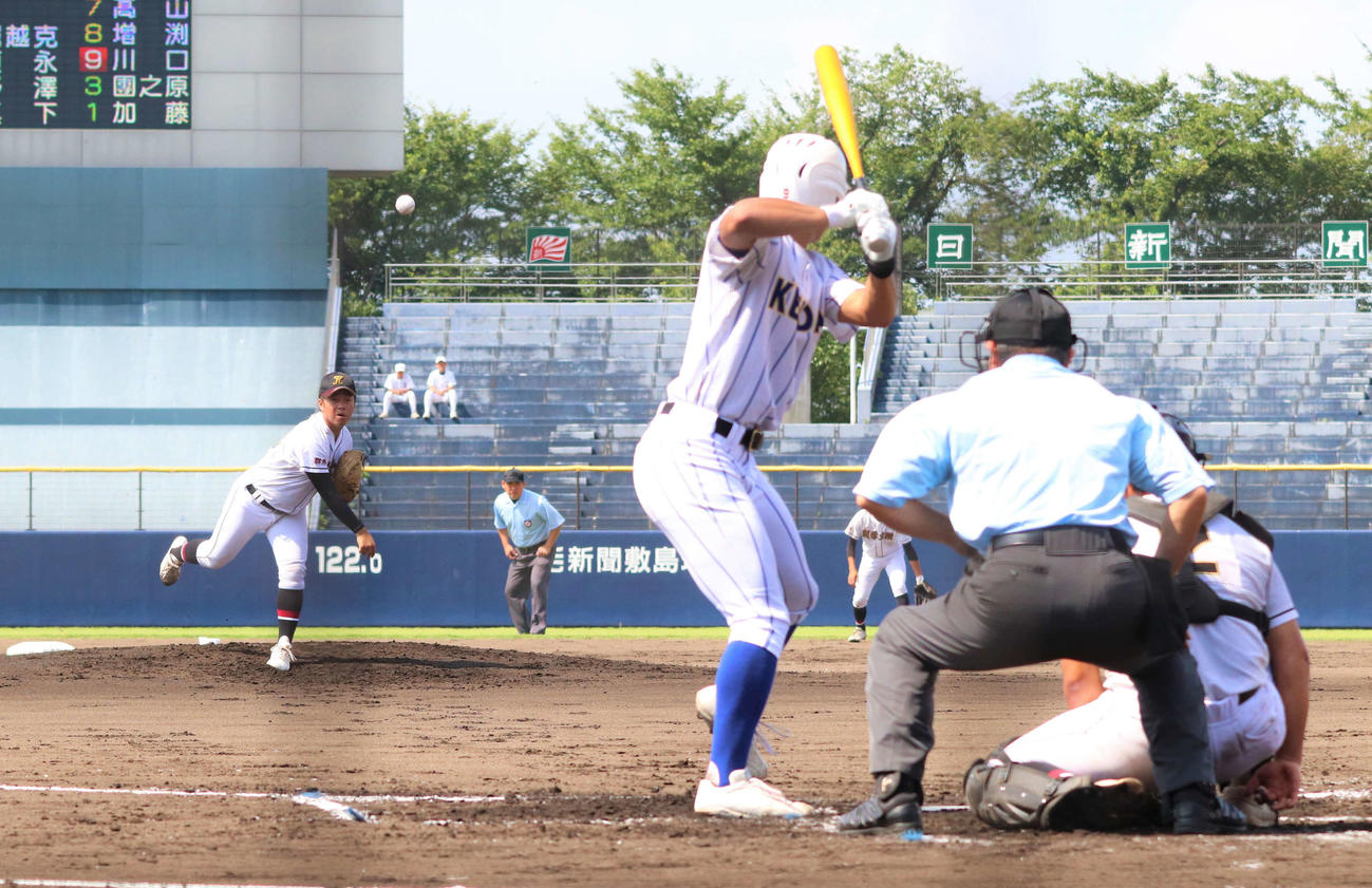 高崎健康福祉大高崎対関東学園大付　80キロに満たないスローボールを多投し高崎健康福祉大高崎打線を幻惑した飯塚（撮影・黒須亮）