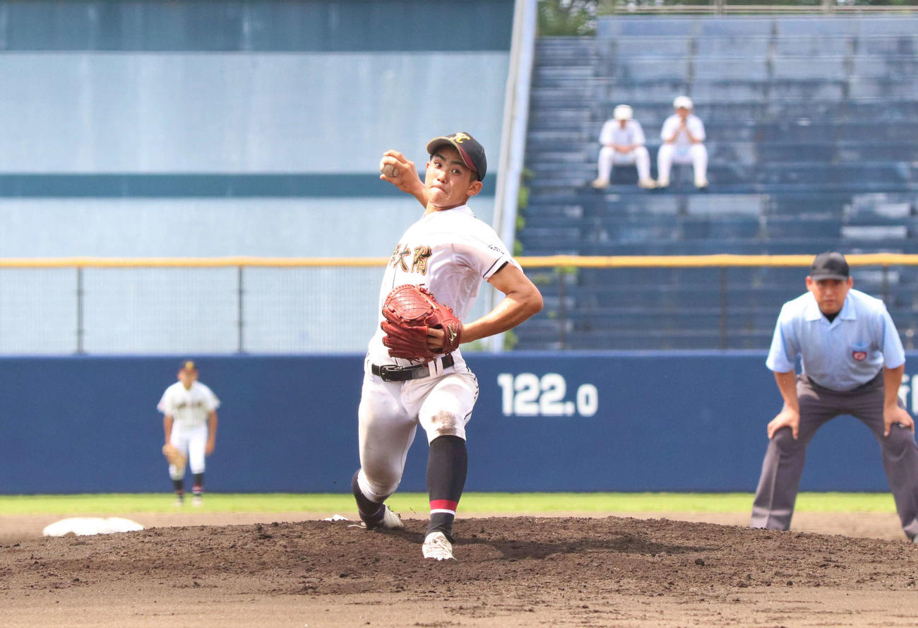 高崎健康福祉大高崎対関東学園大付　力投する関東学園大付・高橋空大主将（撮影・黒須亮）