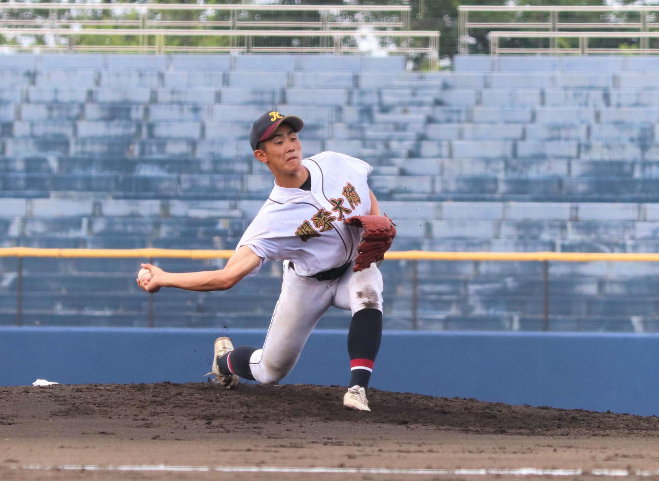 高崎健康福祉大高崎対関東学園大付　アンダーハンドでの投球を見せる関東学園大付・高橋空大主将（撮影・黒須亮）