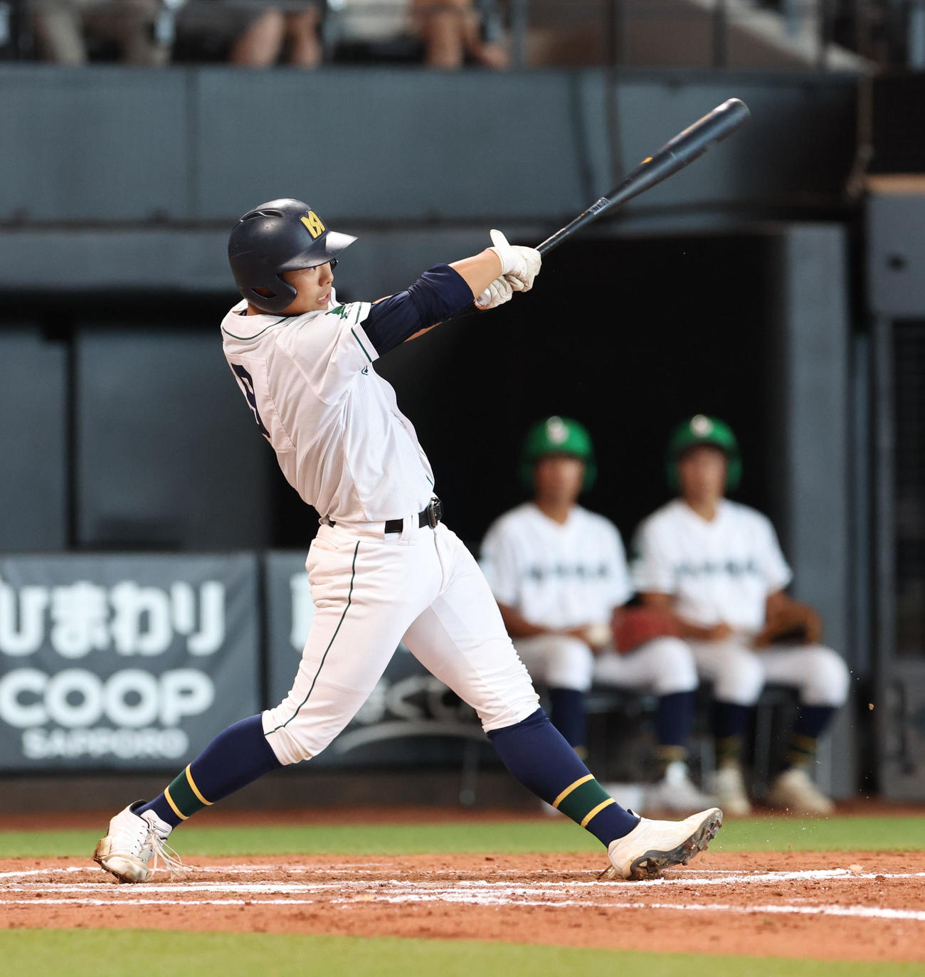 士別翔雲対旭川明成　7回裏旭川明成2死一、二塁、小笠原は左越え3点本塁打を放つ（撮影・佐藤翔太）