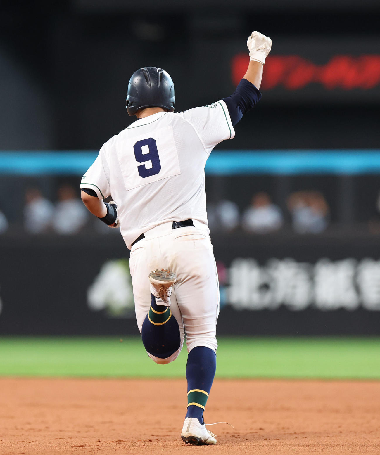 士別翔雲対旭川明成　7回裏旭川明成2死一、二塁、小笠原は左越え3点本塁打を放ちガッツポーズをする（撮影・佐藤翔太）