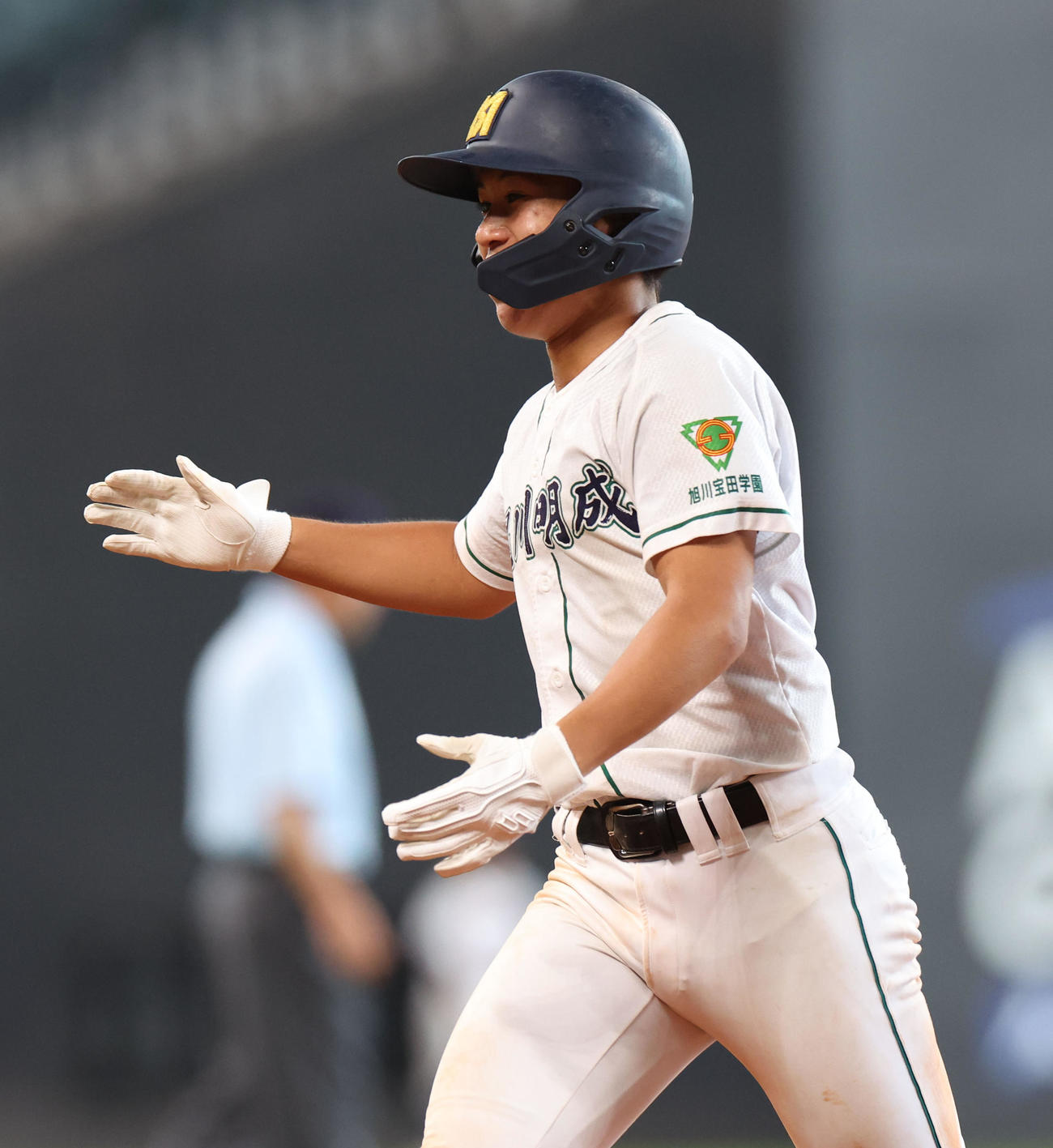 士別翔雲対旭川明成　6回裏旭川明成2死二塁、阿部は左前適時打を放つ（撮影・佐藤翔太）