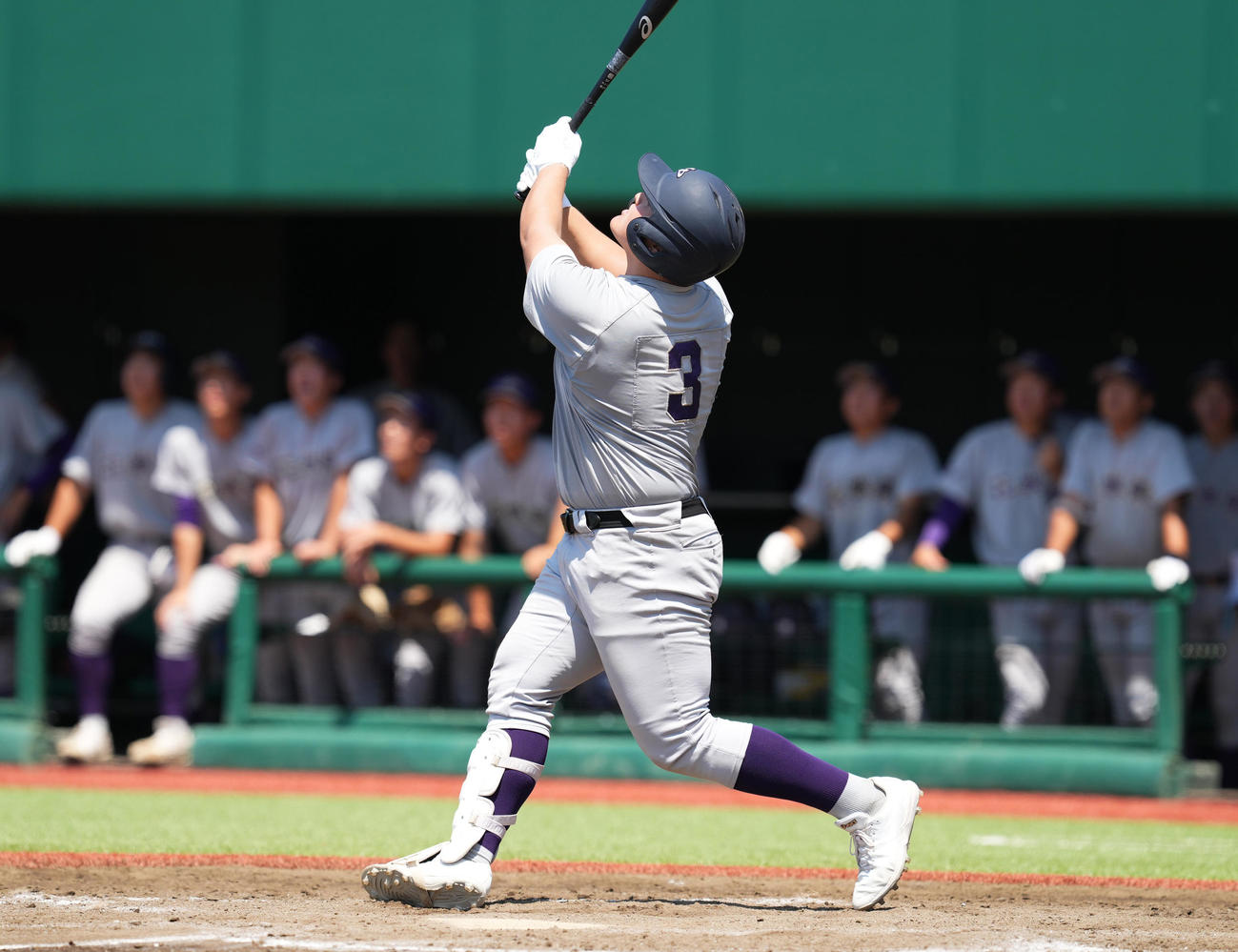 盛岡誠桜対花巻東　4回裏花巻東無死、一邪飛に倒れる佐々木（撮影・菅敏）
