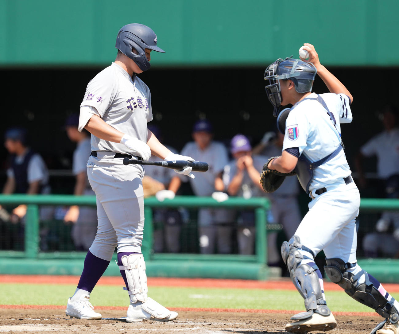 盛岡誠桜対花巻東　1回裏花巻東2死、空振りの三振に倒れる佐々木（左）（撮影・菅敏）