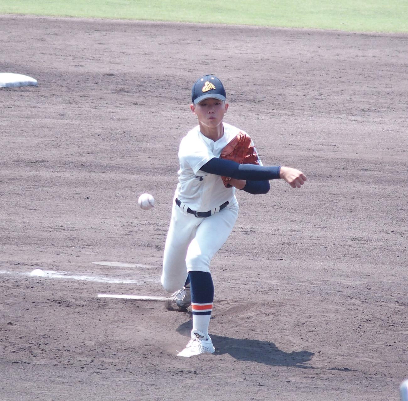 英明対大手前高松　先発完投した英明・下村健太郎（撮影・永田淳）