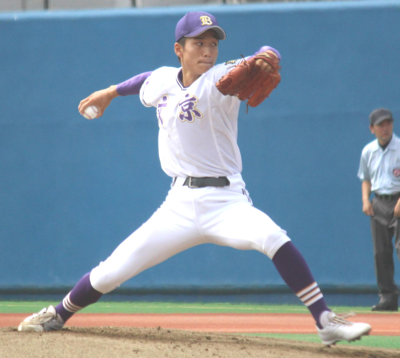 立志舎対文京　先発し力投する文京・峰尾（撮影・保坂恭子）