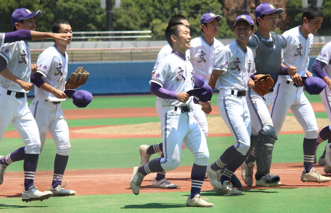 立志舎対文京　試合後、笑顔でスタンドにあいさつする文京の選手たち（撮影・保坂恭子）