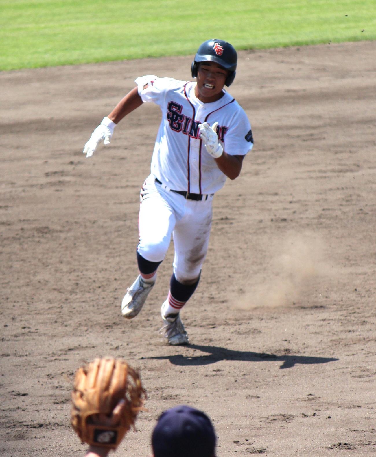 いなべ総合学園対神村学園伊賀　5回、右越え三塁打を放ったいなべ総合学園・石垣諒馬（撮影・柏原誠）