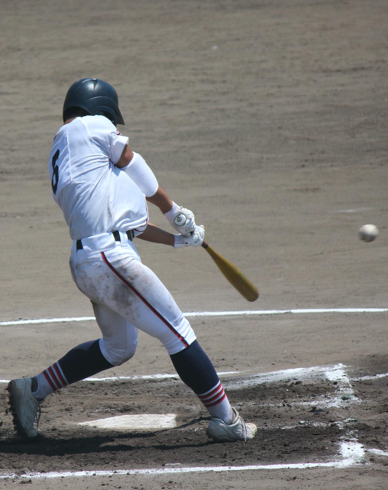 いなべ総合学園対神村学園伊賀　6回、左前適時打を放ついなべ総合学園・石垣（撮影・柏原誠）