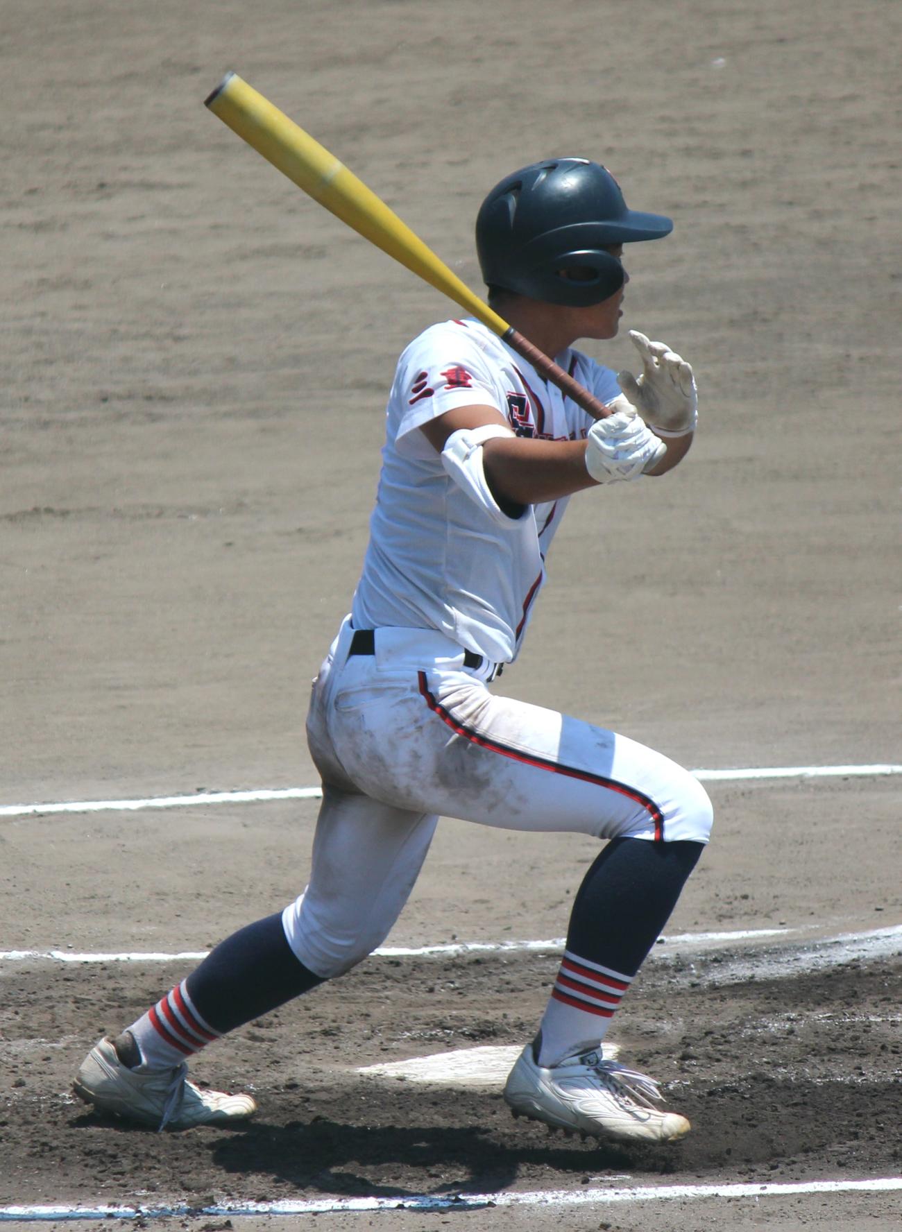 いなべ総合学園対神村学園伊賀　6回、左前適時打を放ついなべ総合学園・石垣（撮影・柏原誠）