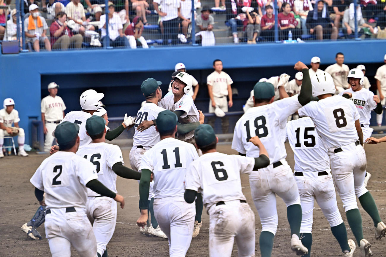 拓大紅陵対専大松戸　12回裏、サヨナラ勝ちに喜びを爆発させる専大松戸の選手たち（撮影・滝沢徹郎）