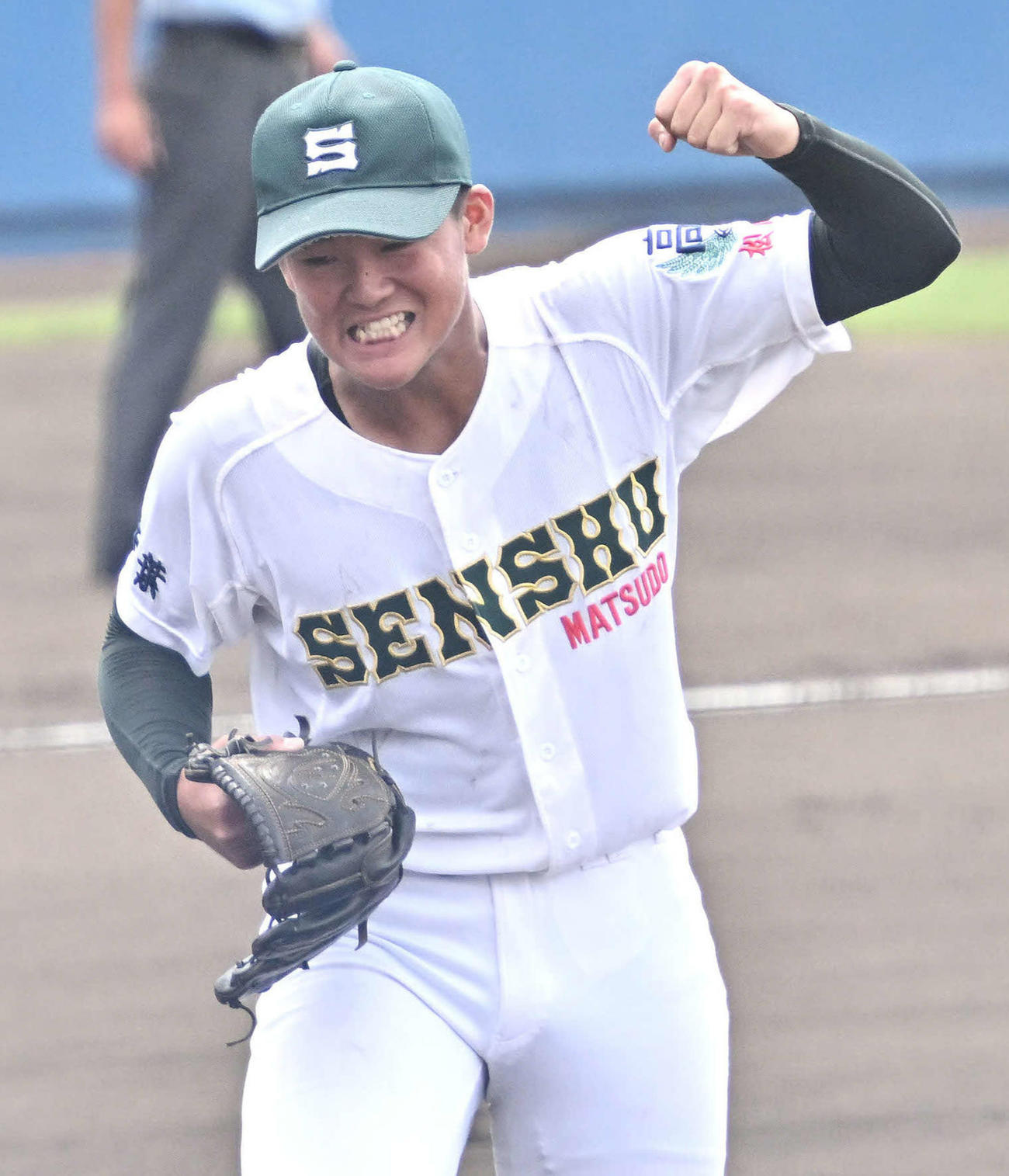 拓大紅陵対専大松戸　1回表を投げ終えガッツポーズする専大松戸先発の梅沢（撮影・滝沢徹郎）