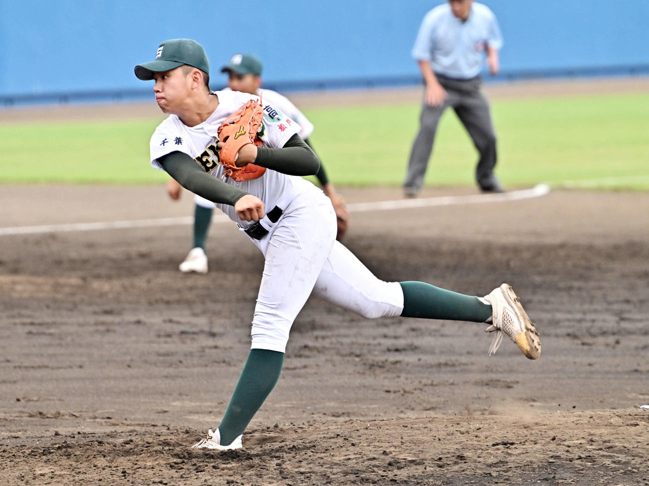 拓大紅陵対専大松戸　8回表途中から専大松戸2番手で投球する青野（撮影・滝沢徹郎）