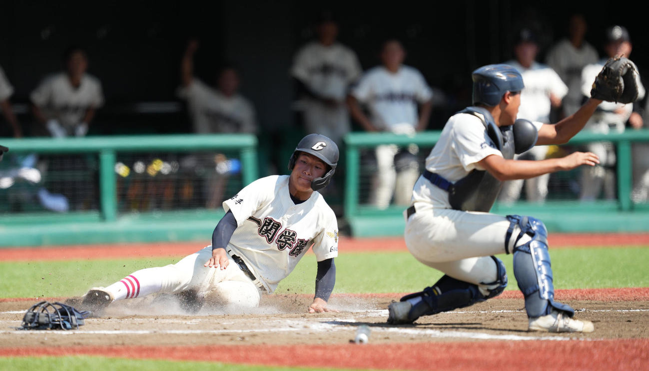 盛岡商対一関学院　6回裏一関学院1死一、二塁、小野の適時打で二塁から生還する小原（撮影・菅敏）