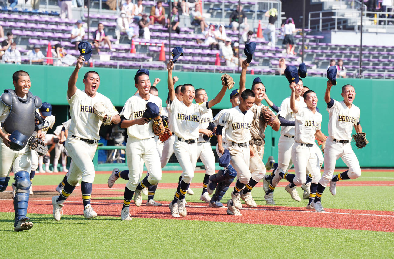 盛岡商対一関学院　一関学院に勝利し、スタンドに向かってガッツポーズを見せる盛岡商の選手たち（撮影・菅敏）