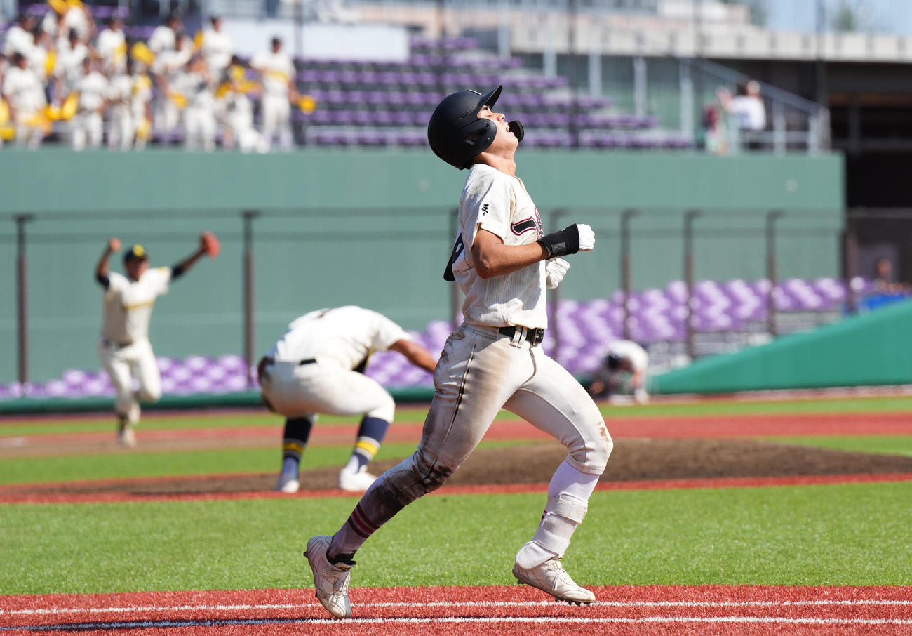 盛岡商対一関学院　9回裏一関学院2死三塁、左飛に倒れゲームセットとなり、天を仰ぐ原田（撮影・菅敏）