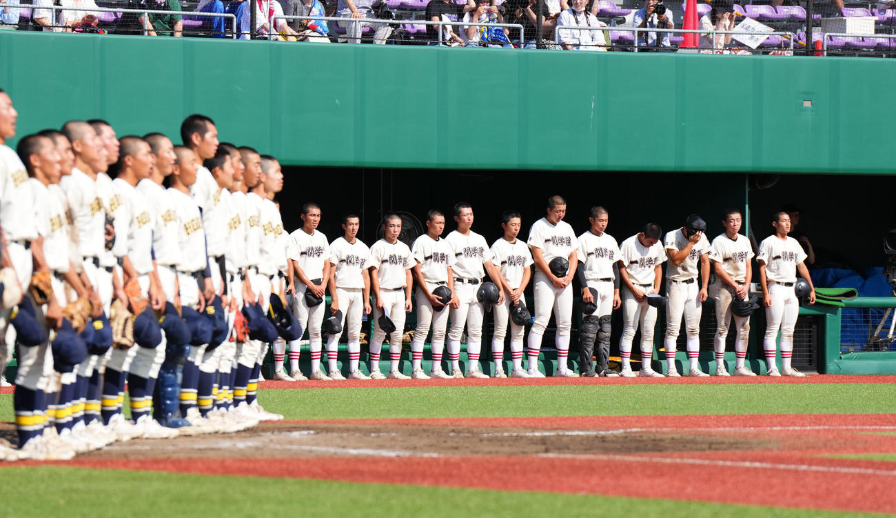 盛岡商対一関学院　盛岡商に敗れ、涙する一関学院ナイン（撮影・菅敏）