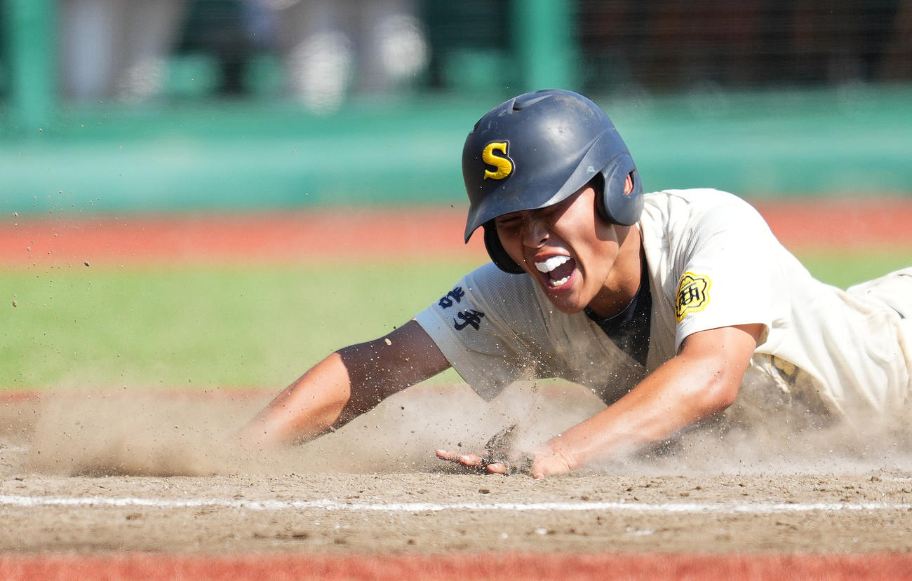 盛岡商対一関学院　8回表盛岡商1死二塁、高橋遥の同点の適時二塁打で二塁から生還する高橋海（撮影・菅敏）