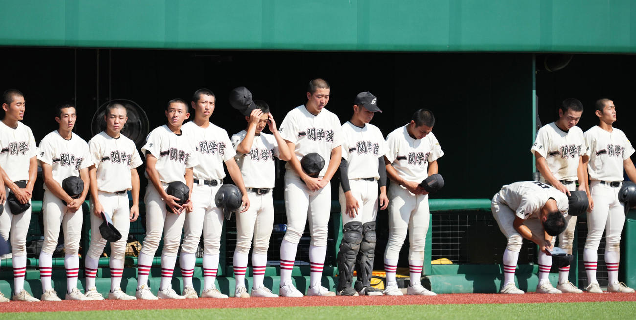 盛岡商対一関学院　盛岡商に敗れ、涙する一関学院ナイン（撮影・菅敏）