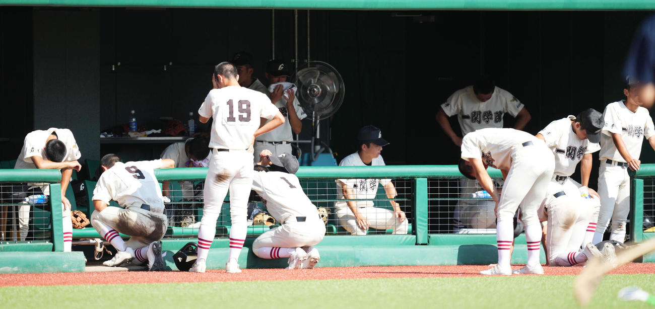 盛岡商対一関学院　盛岡商に敗れ、涙する一関学院ナイン（撮影・菅敏）