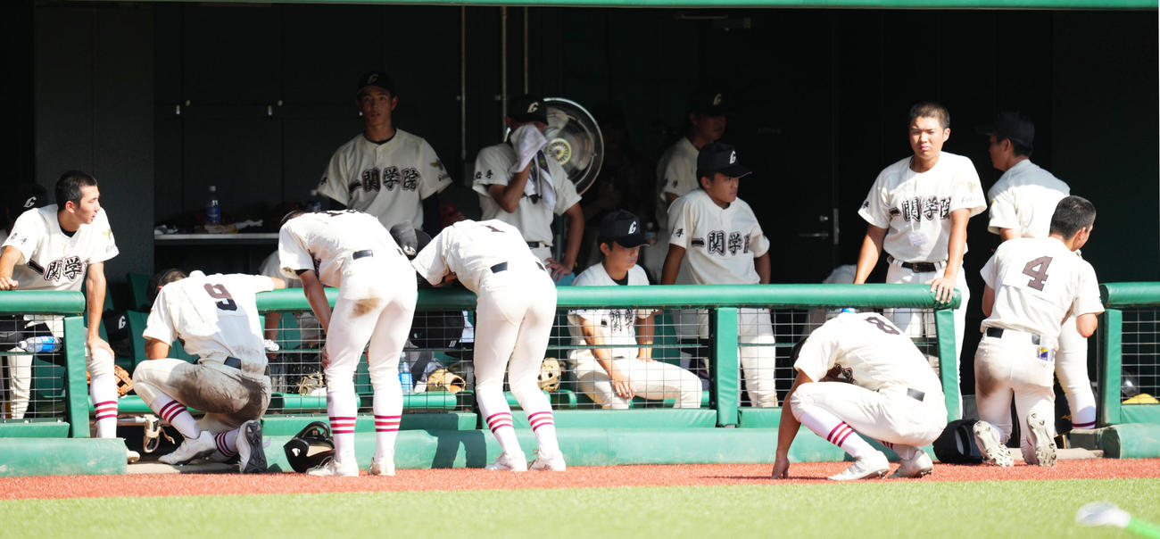 盛岡商対一関学院　盛岡商に敗れ、涙する一関学院ナイン（撮影・菅敏）